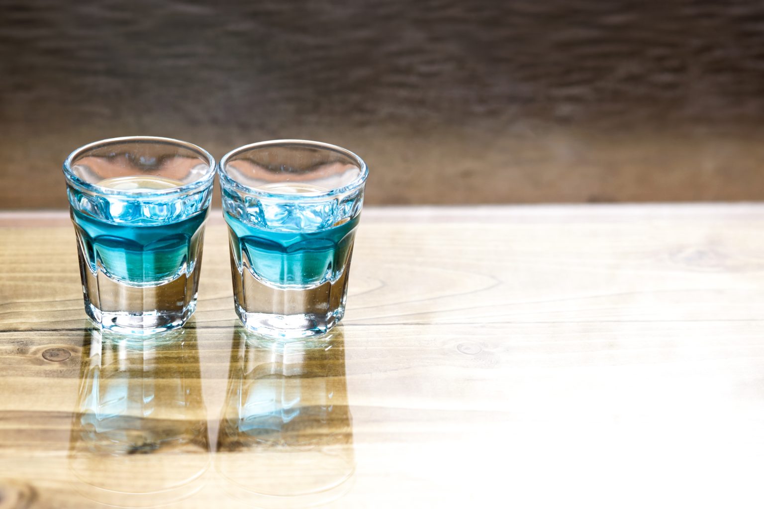 Curaçao : l’histoire et les cocktails de cette liqueur colorée Curaçao